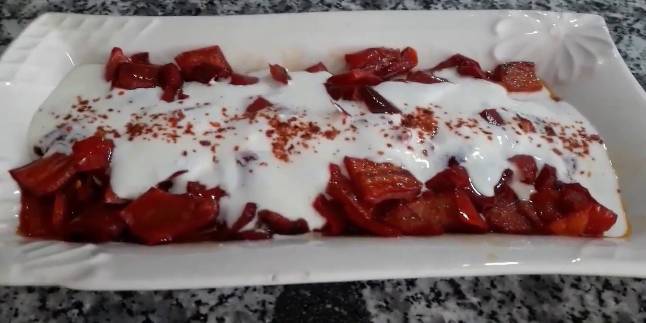 Kahvaltıda Farklı Bir Lezzet Arayanlar Bu Tarife! Kırmızı Köz Biber Kızartması Tarifi!