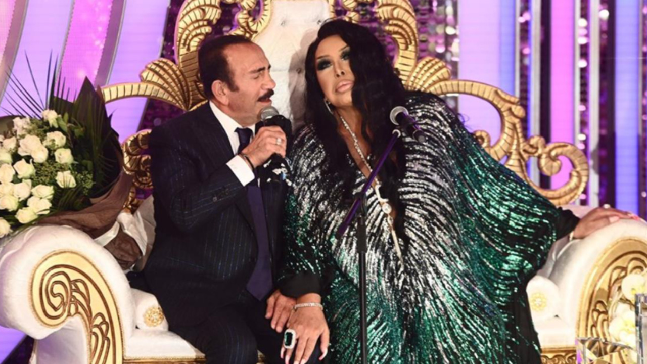 Programa alkollü çıktığı ileri sürülen Bülent Ersoy'un mikrofonun açık olduğunu fark etmeyince olanlar oldu...