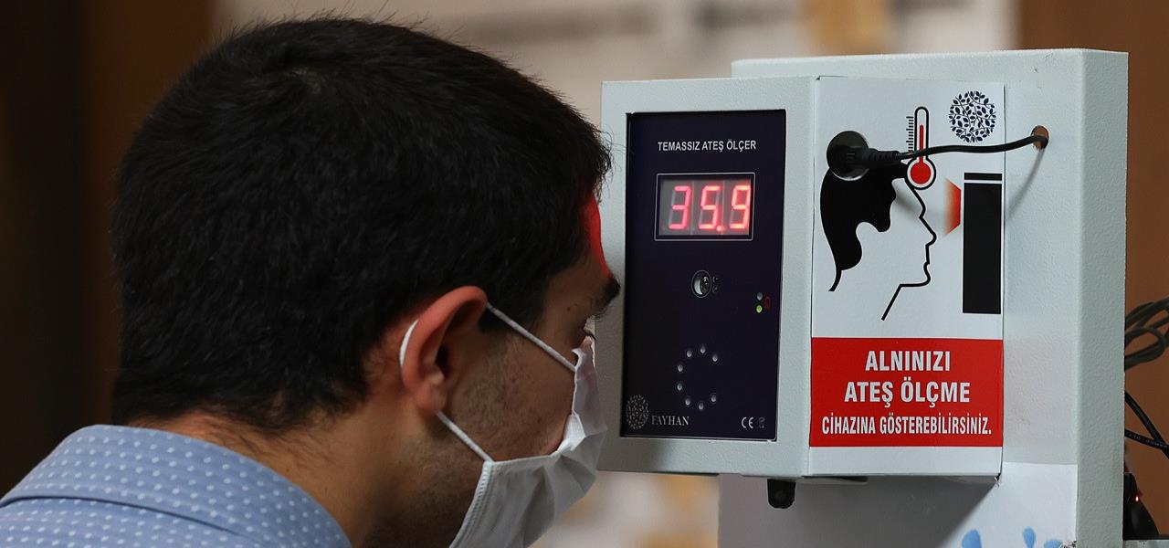 Türkiye’den Yeni Millî Teknolojik Hamle: Ateş Ölçer ve Dezenfektan Tek Cihazda Birleşti!