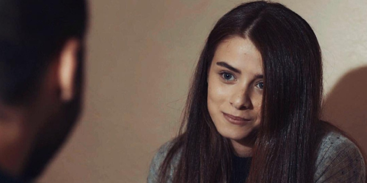Onu Çukur Dizisinden Hatırlıyoruz! Genç ve Yetenekli Oyuncu Başarı Basamaklarını Çıkmaya Devam Ediyor!